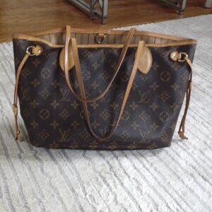AUTHENTIC LOUIS VUITTON MEDIUM SIZED SHOULDER BAG